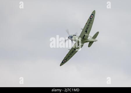 Navy Wings Seafire XVII SX336 wird am 1.. Mai 2022 auf der Shuttleworth Season Premiere Air Show in der Luft gejagt Stockfoto