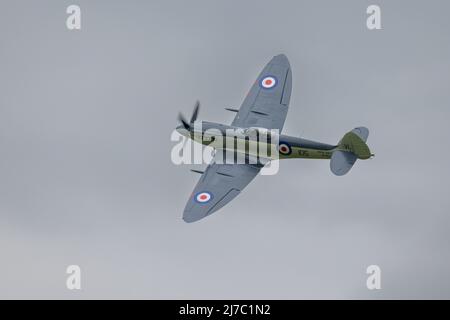 Navy Wings Seafire XVII SX336 wird am 1.. Mai 2022 auf der Shuttleworth Season Premiere Air Show in der Luft gejagt Stockfoto