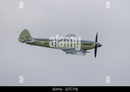 Navy Wings Seafire XVII SX336 wird am 1.. Mai 2022 auf der Shuttleworth Season Premiere Air Show in der Luft gejagt Stockfoto