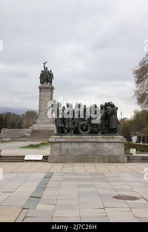 Denkmal der sowjetischen Armee auf dem Tsar Osvoboditel Boulevard in Sofia, Bulgarien, mit Bergen im Hintergrund Stockfoto