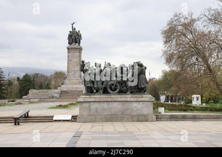 Denkmal der sowjetischen Armee auf dem Tsar Osvoboditel Boulevard in Sofia, Bulgarien, mit Bergen im Hintergrund Stockfoto