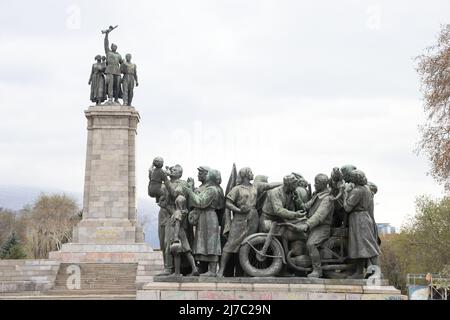 Denkmal der sowjetischen Armee auf dem Tsar Osvoboditel Boulevard in Sofia, Bulgarien, mit Bergen im Hintergrund Stockfoto