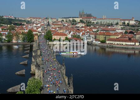 Prag, Tschechische Republik. 8.. Mai 2022. Die Läufer überqueren die Karlsbrücke während des internationalen Prager Marathonlaufs in Prag in der Tschechischen Republik. (Bild: © Slavek Ruta/ZUMA Press Wire) Bild: ZUMA Press, Inc./Alamy Live News Stockfoto