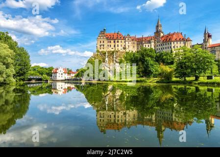 Panorama der Donau und Schloss Sigmaringen, Schwarzwald, Deutschland. Es ist Wahrzeichen von Baden-Württemberg. Landschaft mit Schloss Hohenzollern im Summ Stockfoto