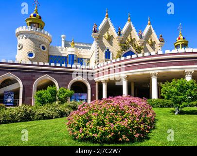 Kasan, Russland - 18. Jun 2021: Tatarisches Staatspuppentheater Ekiyat, Kasan, Tatarstan. Es ist das Wahrzeichen von Kazan. Landschaftlich schöner Blick auf das wunderschöne Gebäude, Childre Stockfoto