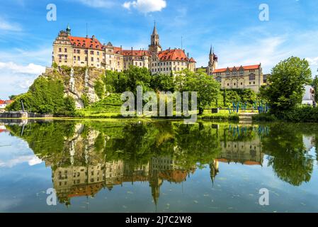 Schloss Sigmaringen an der Donau, Baden-Württemberg, Deutschland. Es ist Wahrzeichen von Schwarzwald. Panorama der gotischen Burg Hohenzollern im Sommer, Ländereien Stockfoto