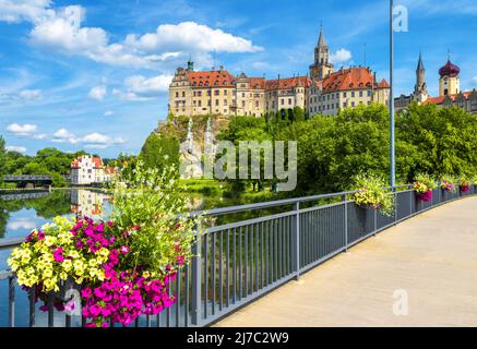 Sigmaringen Stadt in Baden-Württemberg, Deutschland, Europa. Von der Donaubrücke aus hat man einen schönen Blick auf die Burg Hohenzollern, das Wahrzeichen von Schwarzwald. S Stockfoto