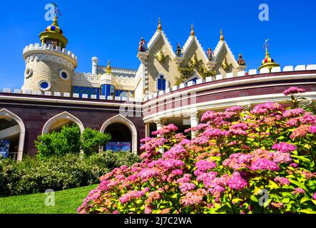 Kasan, Russland - 18. Jun 2021: Tatarisches Staatspuppentheater Ekiyat, Kasan, Tatarstan. Es ist das Wahrzeichen von Kazan. Landschaftlich schöner Blick auf das wunderschöne Gebäude, Childre Stockfoto