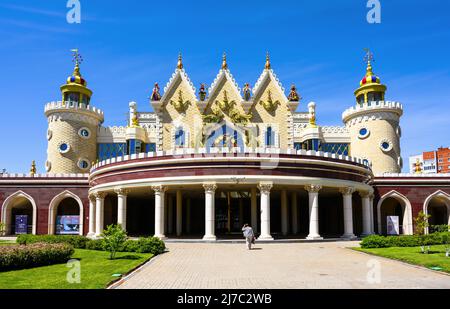 Kasan, Russland - 18. Jun 2021: Tatarisches Staatspuppentheater Ekiyat, Kasan, Tatarstan. Es ist das Wahrzeichen von Kazan. Vorderansicht des schönen Gebäudes, Kinder Stockfoto