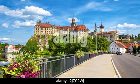 Sigmaringen Stadt in Baden-Württemberg, Deutschland, Europa. Blick auf die Burg Hohenzollern, das Wahrzeichen von Schwarzwald, von der Straßenbrücke über die Donau. Schwenken Stockfoto