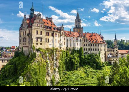 Sigmaringen Schlossansicht, Baden-Württemberg, Deutschland. Es ist ein historisches Wahrzeichen von Schwarzwald. Landschaft des alten schwäbischen Hohenzollernschlosses auf grünem hil Stockfoto