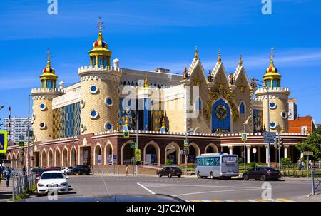 Kasan, Russland - 18. Jun 2021: Tatarisches Staatspuppentheater Ekiyat, Kasan, Tatarstan. Es ist das Wahrzeichen von Kazan. Panorama des schönen Gebäudes, Kinder Stockfoto