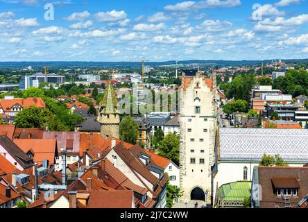 Panorama von Ravensburg, Baden-Württemberg, Deutschland, Europa. Luftaufnahme der Häuser der Stadt Ravensburg im Sommer, Frauentor Turmansicht. Alte Skyline Stockfoto