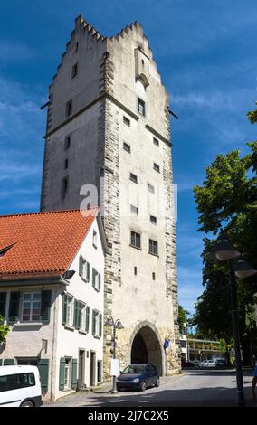 Ravensburg im Sommer, Baden-Württemberg, Deutschland, Europa. Vertikale Ansicht des mittelalterlichen Frauentorturms, Altstadttore in der Innenstadt von Ravensburg. Es ist hist Stockfoto