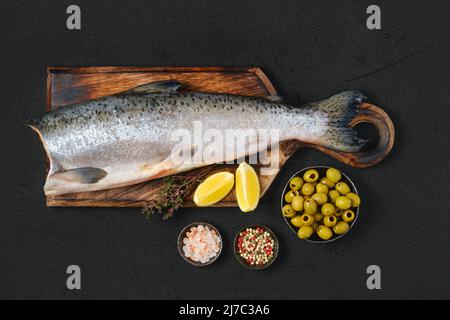 Kopflose, frisch gelbschwanzige Lacedra auf Holzschneidebrett, Draufsicht Stockfoto