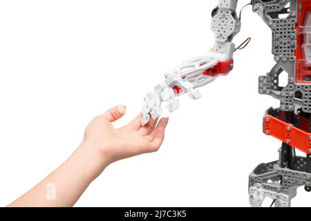 Hände von Frau und Roboter interaktiven Spielzeug auf weißem Hintergrund Stockfoto