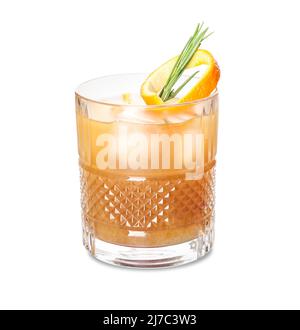 Ein Glas köstlicher, saurer Whiskey-Cocktails mit Rosmarinzweig und Orangenschale auf weißem Hintergrund Stockfoto