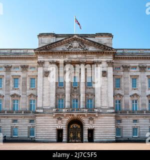 London, Großbritannien - 26. März 2022: Der berühmte Balkon des Buckingham Palace, London, Residenz von Queen Elizabeth II. Während der Jubilee-Feierlichkeiten wurde das Royal f Stockfoto