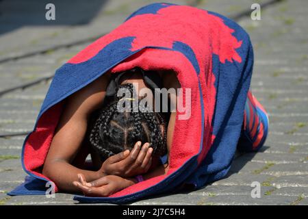 Prag, Tschechische Republik. 8.. Mai 2022. SINTAYEHU HAILEMICHAEL aus Äthiopien im Ziel beim internationalen Prager Marathon in Prag in der Tschechischen Republik. (Bild: © Slavek Ruta/ZUMA Press Wire) Bild: ZUMA Press, Inc./Alamy Live News Stockfoto