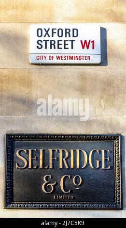 London, Großbritannien - 10.. März 2022: Das ikonische Schild vor dem Selfriges Flagship Store in der oxford Street. Diese Messingtafel befindet sich am Eingang des Abgangs Stockfoto