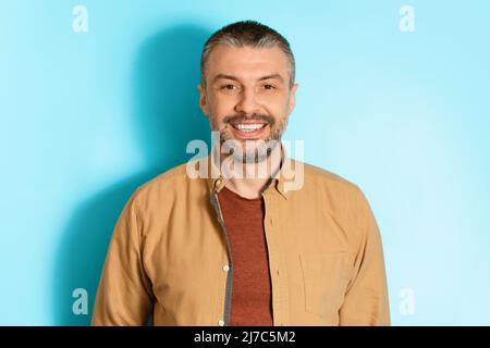 Porträt Eines Glücklichen Mannes Mittleren Alters Auf Blauem Hintergrund Stockfoto