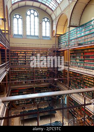 Das Innere einer Bibliothek voller Bücher Stockfoto