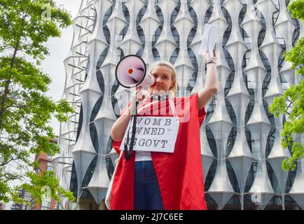 London, Großbritannien. 7. Mai 2022. Wahlproter versammelten sich vor der US-Botschaft in London, als Berichte über den Fall von Roe v. Wade auftauchten, was den Weg für ein Verbot von Abtreibungen in einem Großteil der USA ebnete. Stockfoto