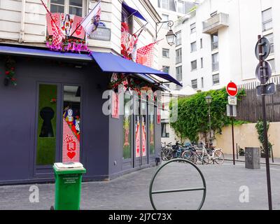 Die tagsüber geschlossene Schwulenbar Le Quetzel ist ein beliebter Nachtlokal im Marais, Paris, Frankreich. Stockfoto