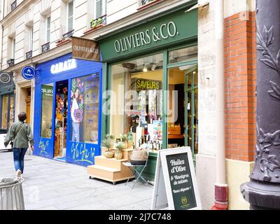 StoreFront für Oliviers & Co, ein Geschäft mit Olivenöl und Essig in der Rue Vielle du Temple, 3. Arrondissement, Paris, Frankreich. Stockfoto