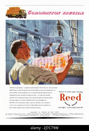 Eine Anzeige von 1953 für die Reed Paper Group. Die Anzeige erschien in einem Magazin, das im Juni dieses Jahres in Großbritannien veröffentlicht wurde – es handelte sich um eine Sonderausgabe, die anlässlich der Krönung von Königin Elizabeth veröffentlicht wurde. Die Abbildung zeigt eine Druckerei, bei der ein Arbeiter ein Farbmagazin, das von der Druckmaschine heiß ist, inspiziert. Er sieht sich ein Bild des von Pferden gezogenen Gold State Coach an. Ein Foto oben zeigt Rollen oder Rollen leerer Zeitungspapiere auf der Rückseite eines Lkw – die Aufschrift auf dem Fahrzeug deutet darauf hin, dass es sich um eine Papierfabrik von Aylesford in Kent handelt – Vintage-Grafiken aus dem Jahr 1950s für die redaktionelle Verwendung. Stockfoto
