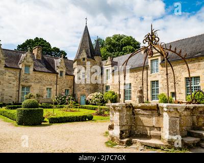 Atemberaubende Aussicht auf die mittelalterliche Burg Rochefort-en-Terre, malerisches Dorf im Département Morbihan, Bretagne, Frankreich Stockfoto