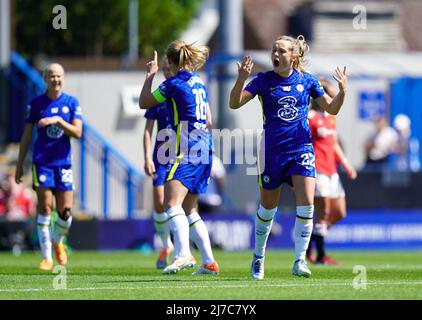 Chelsea's Erin Cuthbert (rechts) feiert, nachdem sie während des Spiels der Barclays FA Women's Super League im Kingsmeadow Stadium, London, das erste Tor ihres Spiels erzielt hat. Bilddatum: Sonntag, 8. Mai 2022. Stockfoto