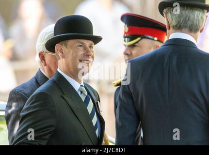 London UK 8. May 2022 Combined Cavalry Old Comrades Association 98. Annual Parade and Service Hyde Park London, drei britische Armeebands in zeremonieller Uniform, führen marschierende Abteilungen von dienenden und ehemaligen Mitgliedern der Cavalry and Yeomanry Regimental Associations und Veteranen vom 2. Bis zum Irak, Afghanistan und andere Konflikte. Die Teilnehmer ziehen in traditionellem „Walking-out-Kleid“ aus Melone, Anzügen, Regimentsbindungen und mit gerellten Regenschirmen, selbst wenn es regnet, ab Bild: S.H. Prinz Edward, Earl of Wessex Credit Ian DavidsonAlamy Live News Stockfoto