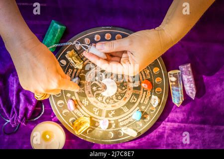 Draufsicht auf Astrologen-Hände Stockfoto