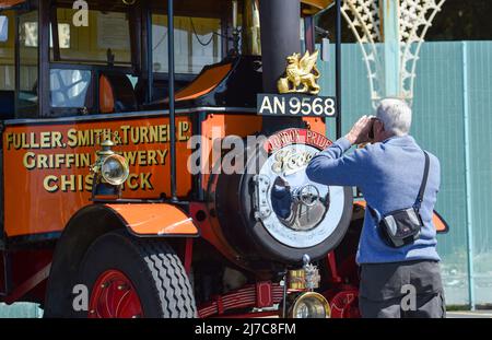 Brighton UK 8. May 2022 - Teilnehmer des historischen Nutzfahrzeug-Laufs 59. genießen die Sonne an der Strandpromenade von Brighton nach der Ankunft aus South London. Rund 200 Fahrzeuge, die über 20 Jahre alt sein müssen, nehmen dieses Jahr Teil : Credit Simon Dack / Alamy Live News Stockfoto