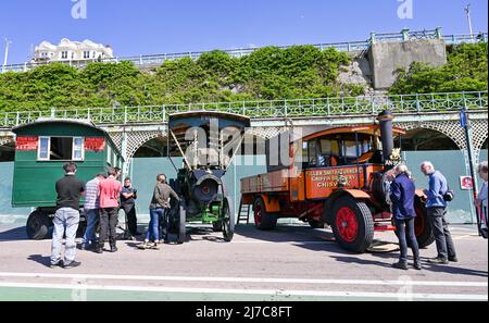 Brighton UK 8. May 2022 - Teilnehmer des historischen Nutzfahrzeug-Laufs 59. genießen die Sonne an der Strandpromenade von Brighton nach der Ankunft aus South London. Rund 200 Fahrzeuge, die über 20 Jahre alt sein müssen, nehmen dieses Jahr Teil : Credit Simon Dack / Alamy Live News Stockfoto