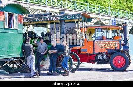 Brighton UK 8. May 2022 - Teilnehmer des historischen Nutzfahrzeug-Laufs 59. genießen die Sonne an der Strandpromenade von Brighton nach der Ankunft aus South London. Rund 200 Fahrzeuge, die über 20 Jahre alt sein müssen, nehmen dieses Jahr Teil : Credit Simon Dack / Alamy Live News Stockfoto