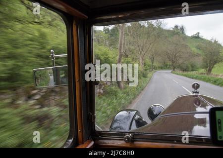 Century of Austin Sevens, Ambergate, Derbyshire, England, Großbritannien. 8.. Mai 2022. Mitglieder des Autoclubs Pre war Austin 7, die an der ‘Century of Sevens-Veranstaltung’ des Great British Car Journey Museum teilnehmen. Die Route, die von Ambergate aus beginnt und endet, wird 38 Meilen um die schönen Straßen und Gassen der Derbyshire Dales und des Peak Distrikts fahren und endet mit einem Festkuchen im Museum. Kredit: Alan Keith Beastall/Alamy Live Nachrichten Stockfoto