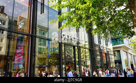 Geschäfte und Shopper in der Schadowstraße in Düsseldorf. Die Schadowstraße ist eine der belebtesten und am meisten frequentierten Einkaufsstraßen in Deutschland. Stockfoto