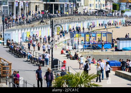 Lyme Regis, Dorset, Großbritannien. 8. Mai 2022. Wetter in Großbritannien: Urlauber und Sonnenanbeter strömen zum belebten Strand des Badeortes Lyme Regis, um heißen Sonnenschein und klaren blauen Himmel zu genießen, während die Hitzewelle im Mai anhält. Es wird nächste Woche mit Temperaturen von bis zu 26 Grad Celsius an der Südküste noch heißer werden. Kredit: Celia McMahon/Alamy Live Nachrichten. Stockfoto