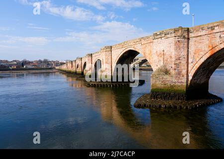 Bei Ebbe die Alte Brücke über den Fluss Tweed in Berwick-upon-Tweed entlang schauen Stockfoto