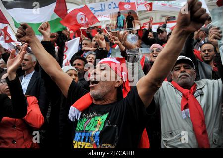 Tunis, Tunesien. 8. Mai 2022, Tunis, Tunesien: 08. Mai 2022. Hunderte von Demonstranten versammeln sich im Zentrum von Tunis zur Unterstützung des tunesischen Präsidenten Kais Saied. Die Teilnehmer flogen tunesische Flaggen und hoben Banner mit Bildern des tunesischen Präsidenten auf, in denen sie Rechenschaft von den anderen politischen Parteien in Tunesien forderten und die von ihnen als „ ausländische Einmischung“ gegen die aktuelle tunesische Regierung angeprangert wurden (Foto: © Hasan mrad/IMAGESLIVE via ZUMA Press Wire) Quelle: ZUMA Press, Inc./Alamy Live News Stockfoto