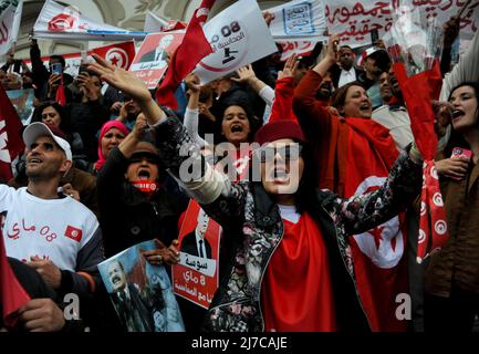 Tunis, Tunesien. 8. Mai 2022, Tunis, Tunesien: 08. Mai 2022. Hunderte von Demonstranten versammeln sich im Zentrum von Tunis zur Unterstützung des tunesischen Präsidenten Kais Saied. Die Teilnehmer flogen tunesische Flaggen und hoben Banner mit Bildern des tunesischen Präsidenten auf, in denen sie Rechenschaft von den anderen politischen Parteien in Tunesien forderten und die von ihnen als „ ausländische Einmischung“ gegen die aktuelle tunesische Regierung angeprangert wurden (Foto: © Hasan mrad/IMAGESLIVE via ZUMA Press Wire) Quelle: ZUMA Press, Inc./Alamy Live News Stockfoto