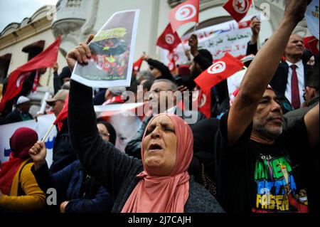Tunis, Tunesien. 8. Mai 2022, Tunis, Tunesien: 08. Mai 2022. Hunderte von Demonstranten versammeln sich im Zentrum von Tunis zur Unterstützung des tunesischen Präsidenten Kais Saied. Die Teilnehmer flogen tunesische Flaggen und hoben Banner mit Bildern des tunesischen Präsidenten auf, in denen sie Rechenschaft von den anderen politischen Parteien in Tunesien forderten und die von ihnen als „ ausländische Einmischung“ gegen die aktuelle tunesische Regierung angeprangert wurden (Foto: © Hasan mrad/IMAGESLIVE via ZUMA Press Wire) Quelle: ZUMA Press, Inc./Alamy Live News Stockfoto