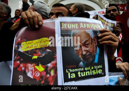 Tunis, Tunesien. 8. Mai 2022, Tunis, Tunesien: 08. Mai 2022. Hunderte von Demonstranten versammeln sich im Zentrum von Tunis zur Unterstützung des tunesischen Präsidenten Kais Saied. Die Teilnehmer flogen tunesische Flaggen und hoben Banner mit Bildern des tunesischen Präsidenten auf, in denen sie Rechenschaft von den anderen politischen Parteien in Tunesien forderten und die von ihnen als „ ausländische Einmischung“ gegen die aktuelle tunesische Regierung angeprangert wurden (Foto: © Hasan mrad/IMAGESLIVE via ZUMA Press Wire) Quelle: ZUMA Press, Inc./Alamy Live News Stockfoto