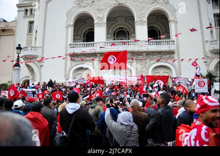 Tunis, Tunesien. 8. Mai 2022, Tunis, Tunesien: 08. Mai 2022. Hunderte von Demonstranten versammeln sich im Zentrum von Tunis zur Unterstützung des tunesischen Präsidenten Kais Saied. Die Teilnehmer flogen tunesische Flaggen und hoben Banner mit Bildern des tunesischen Präsidenten auf, in denen sie Rechenschaft von den anderen politischen Parteien in Tunesien forderten und die von ihnen als „ ausländische Einmischung“ gegen die aktuelle tunesische Regierung angeprangert wurden (Foto: © Hasan mrad/IMAGESLIVE via ZUMA Press Wire) Quelle: ZUMA Press, Inc./Alamy Live News Stockfoto