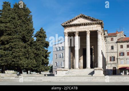 Römischer Tempel des Augustus mit korinthischen Säulen, gut erhaltene antike Architektur auf einem Stadtplatz, in Pula, Kroatien Stockfoto