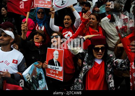 Tunis, Tunesien. 8. Mai 2022, Tunis, Tunesien: 08. Mai 2022. Hunderte von Demonstranten versammeln sich im Zentrum von Tunis zur Unterstützung des tunesischen Präsidenten Kais Saied. Die Teilnehmer flogen tunesische Flaggen und hoben Banner mit Bildern des tunesischen Präsidenten auf, in denen sie Rechenschaft von den anderen politischen Parteien in Tunesien forderten und die von ihnen als „ ausländische Einmischung“ gegen die aktuelle tunesische Regierung angeprangert wurden (Foto: © Hasan mrad/IMAGESLIVE via ZUMA Press Wire) Quelle: ZUMA Press, Inc./Alamy Live News Stockfoto