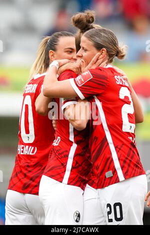 Samantha Steuerwald (21 Freiburg) feiert am 1 mit Jana Vojtekova (20 Freiburg) ihr Tor. Fußballspiel der Frauen-Bundesliga zwischen SC Freiburg und SGS Essen im Dreisamstadion in Freiburg. Daniela Porcelli/SPP Stockfoto