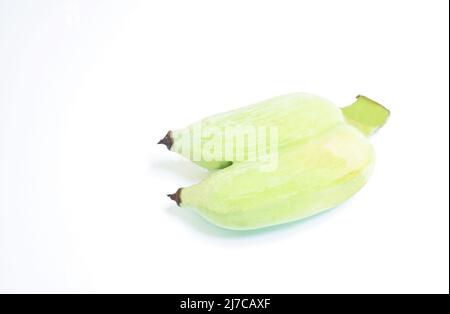 Reifen Zwillingsbanane kultiviert mit grünen Schale Anordnung auf weißem Hintergrund Stockfoto